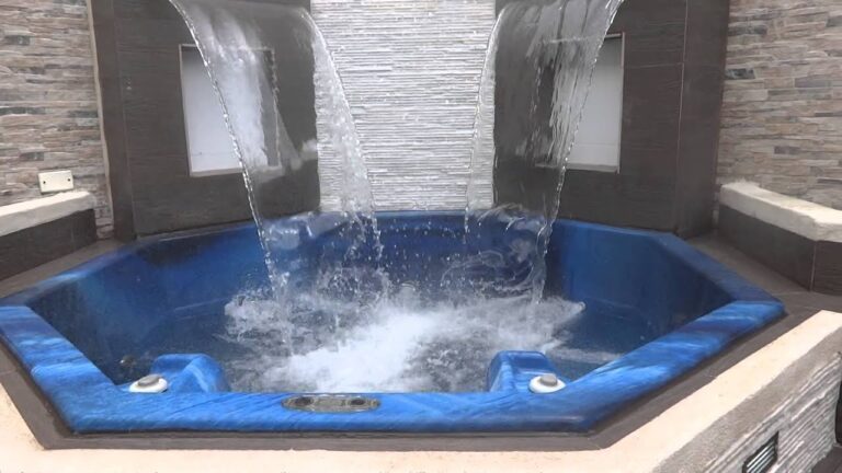 Experiencia de bienestar en jacuzzi con cascada