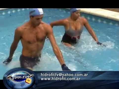 Mejora tu fuerza con movimientos en el agua