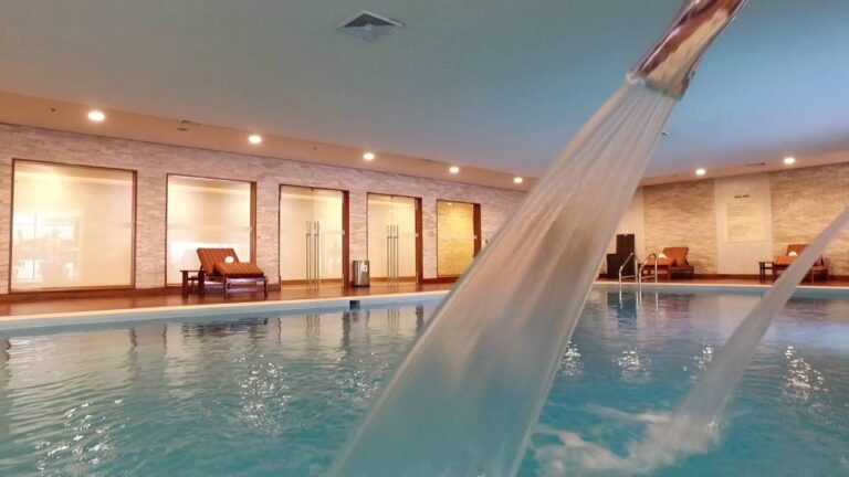 Beneficios de la relajaci&oacute;n en piscinas climatizadas de spas